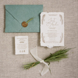 invitatii de nunta semi custom din hartie manuala tiparite letterpress cu sigiliu de ceara si spice de grau plic realizat manual hartie plantabila cu seminte de flori de camp