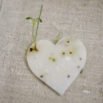 martisoare unicat cu inimioare plantabile din hartie manuala din care cresc flori eco